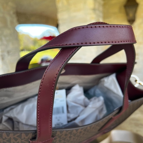Michael Kors Kenly Signature Tote Brown/Merlot - Picture 2 of 9